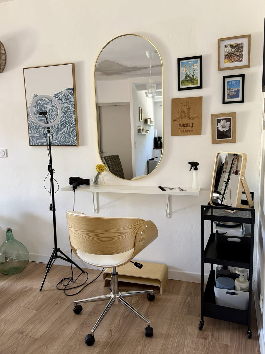 Espace coiffure épuré et lumineux du salon à domicile de Bandol, fauteuil et miroir