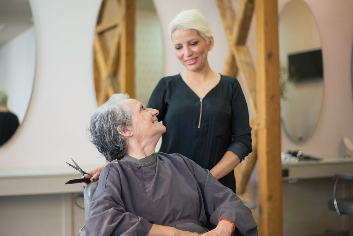 Lien de confiance dans le salon à domicile de Sylvia à Bandol, à 7 min de Saint-Cyr