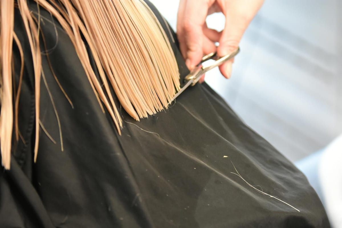 Cheveux travaillés en coupe sur-mesure dans le salon privé de Sylvia Pinot à Bandol, pour la clientèle de Six-Fours-les-Plages