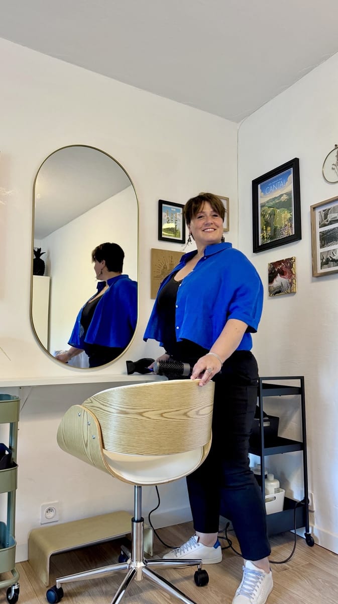 Sylvia Pinot au travail dans son salon à domicile à Bandol, coiffant une cliente