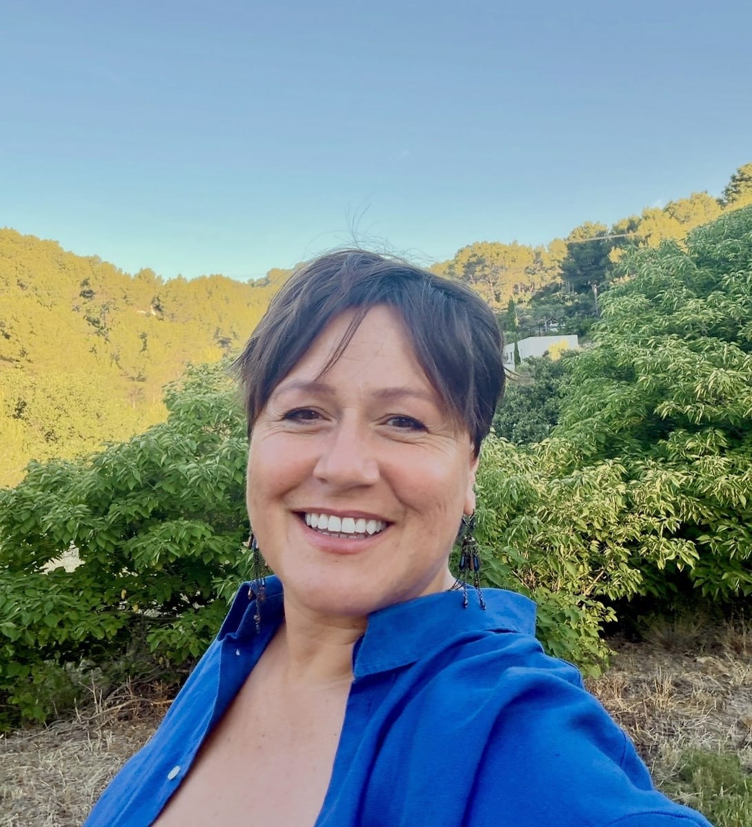 Sylvia Pinot, coiffeuse et praticienne bien-être, souriante dans son salon à domicile à Bandol