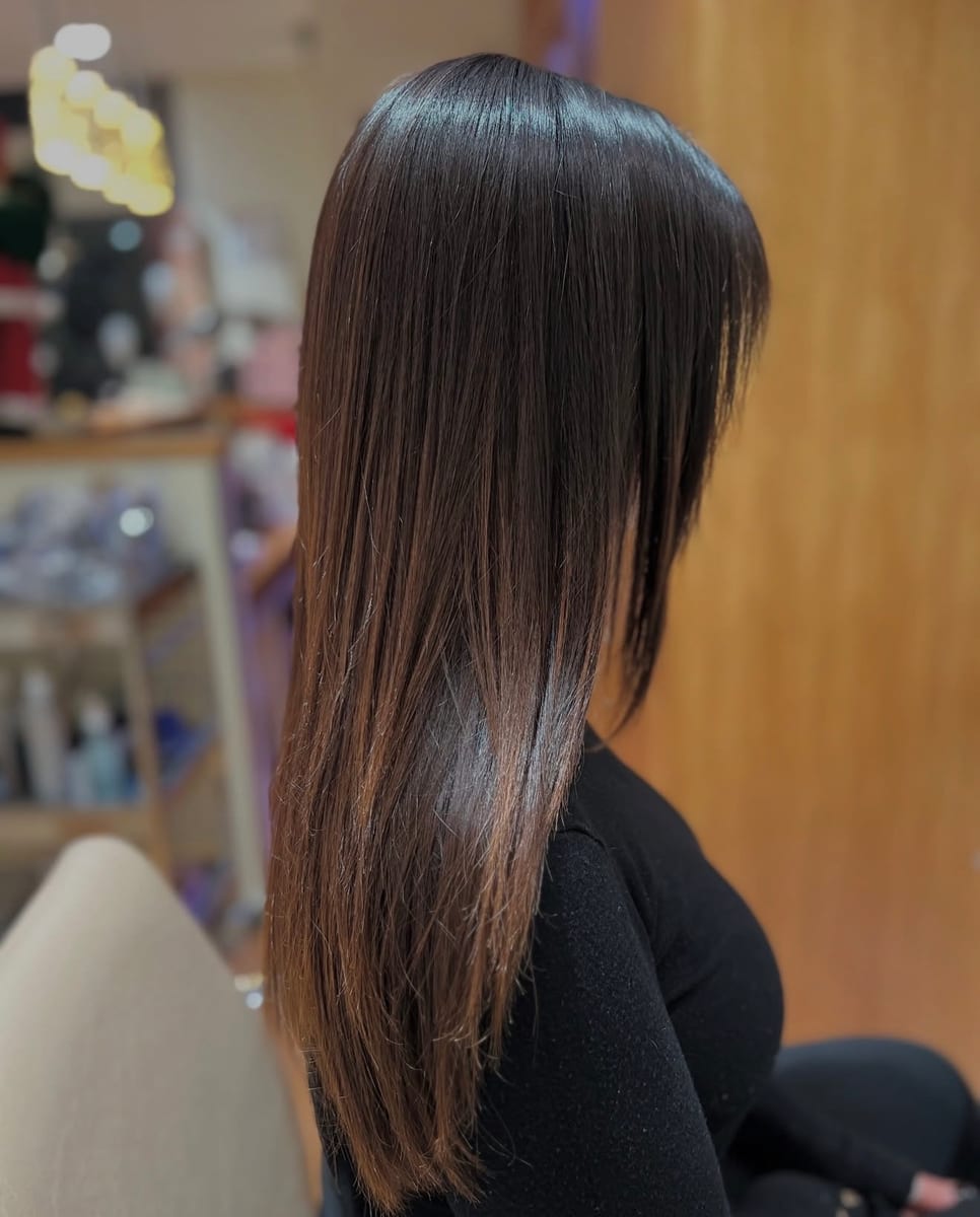 Chevelure soignée et lumineuse après un lissage Corse, coiffure à domicile à Bandol